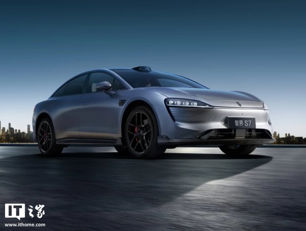 股票配资机构 鸿蒙智行智界 S7、R7 汽车全系搭载华为巨鲸电池平台，提前 5 年满足新国标